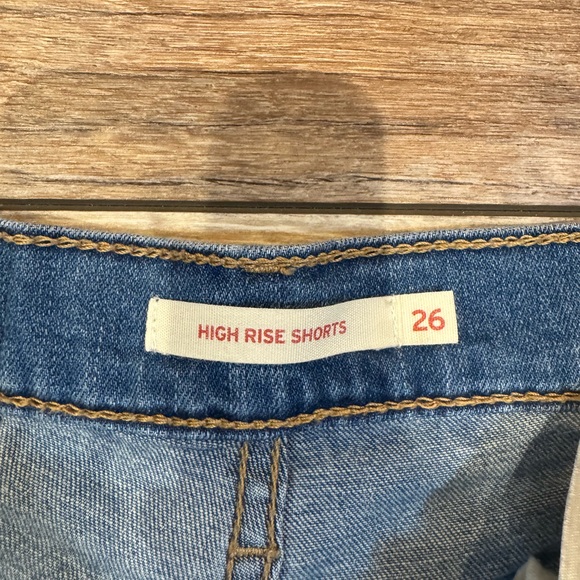 Levi’s High Rise Shorts - Picture 3 of 3